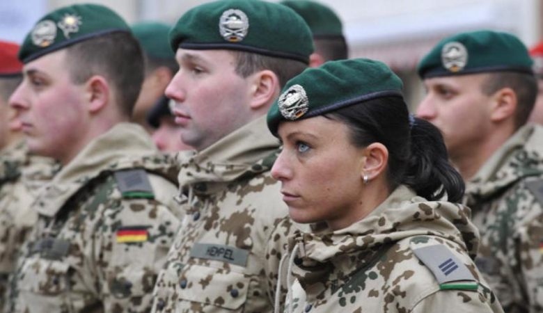 У Німеччині планують призивати жінок до армії і готуються до війни з Росією