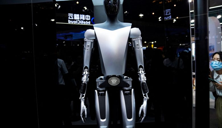 Tesla почне виробляти та використовувати людиноподібних роботів: коли очікувати