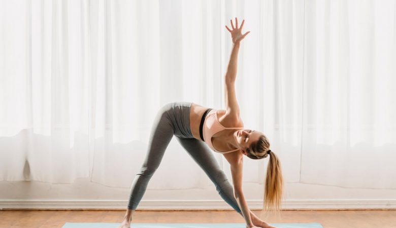 Як правильно робити триконасану, на думку професіонала йоги