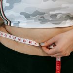 Як швидко спалити жир на боках? Найкращі поради щодо тренування та харчування