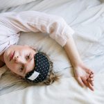Що означає, якщо чуєш стукіт свого серця перед сном?