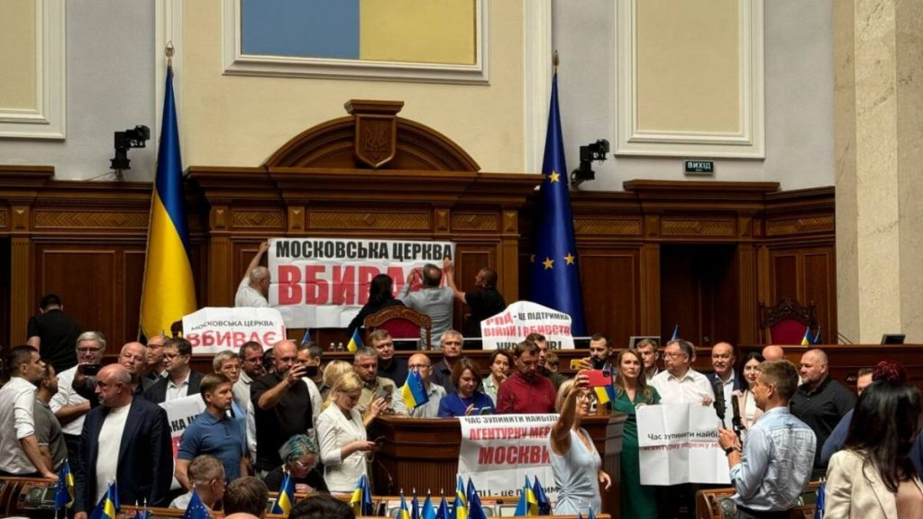 Розрив зв’язків з Москвою. Що насправді означає церковний законопроект України?