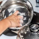 5 простих порад щодо очищення металевого посуду вдома