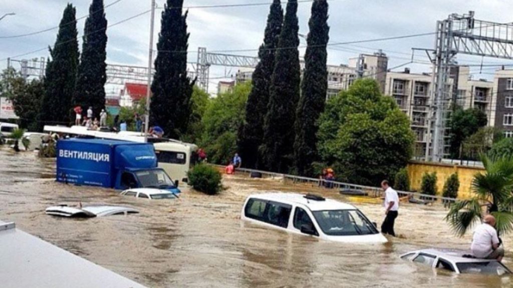 Росія йде під воду: місцева річка затопила вулиці Сочі