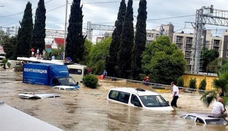 Росія йде під воду: місцева річка затопила вулиці Сочі