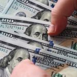 Курс валют на 24.12.2024: скільки коштують долар, євро і злотий