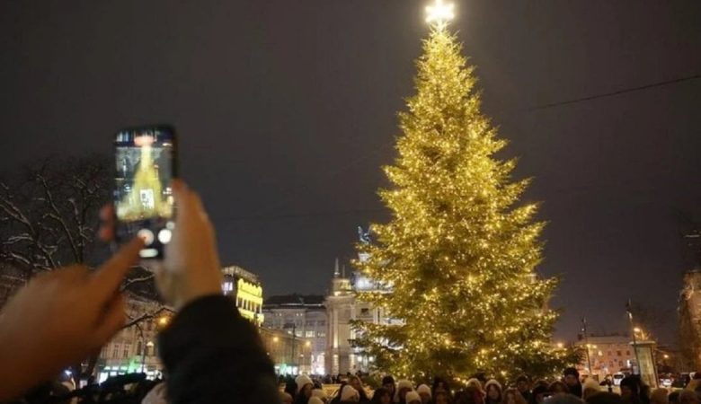 У Румунії обвалилася найвища новорічна ялинка країни. ВІДЕО