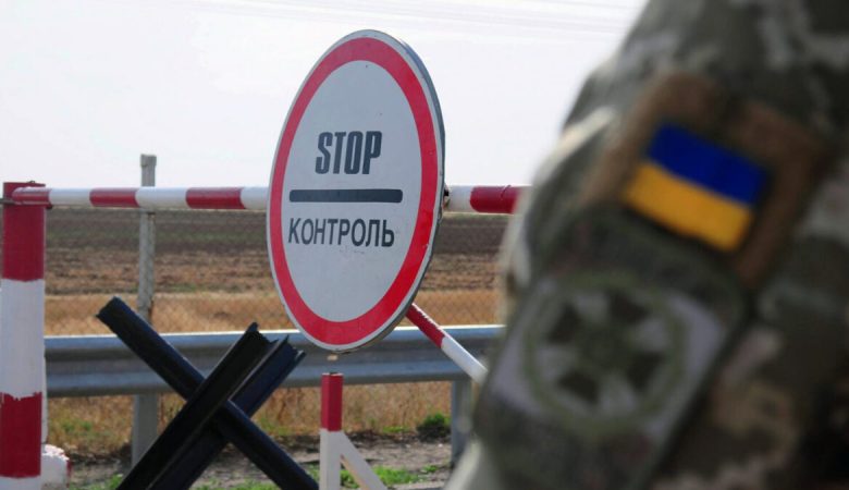 Кабмін розширив перелік осіб, яким дозволено виїжджати за кордон під час війни: кому тепер дозволено та які умови