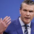 Скандал із чатом в Signal: чому на 5 топпосадовців Трампа подали до суду