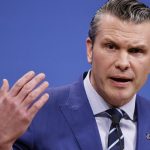 Скандал із чатом в Signal: чому на 5 топпосадовців Трампа подали до суду