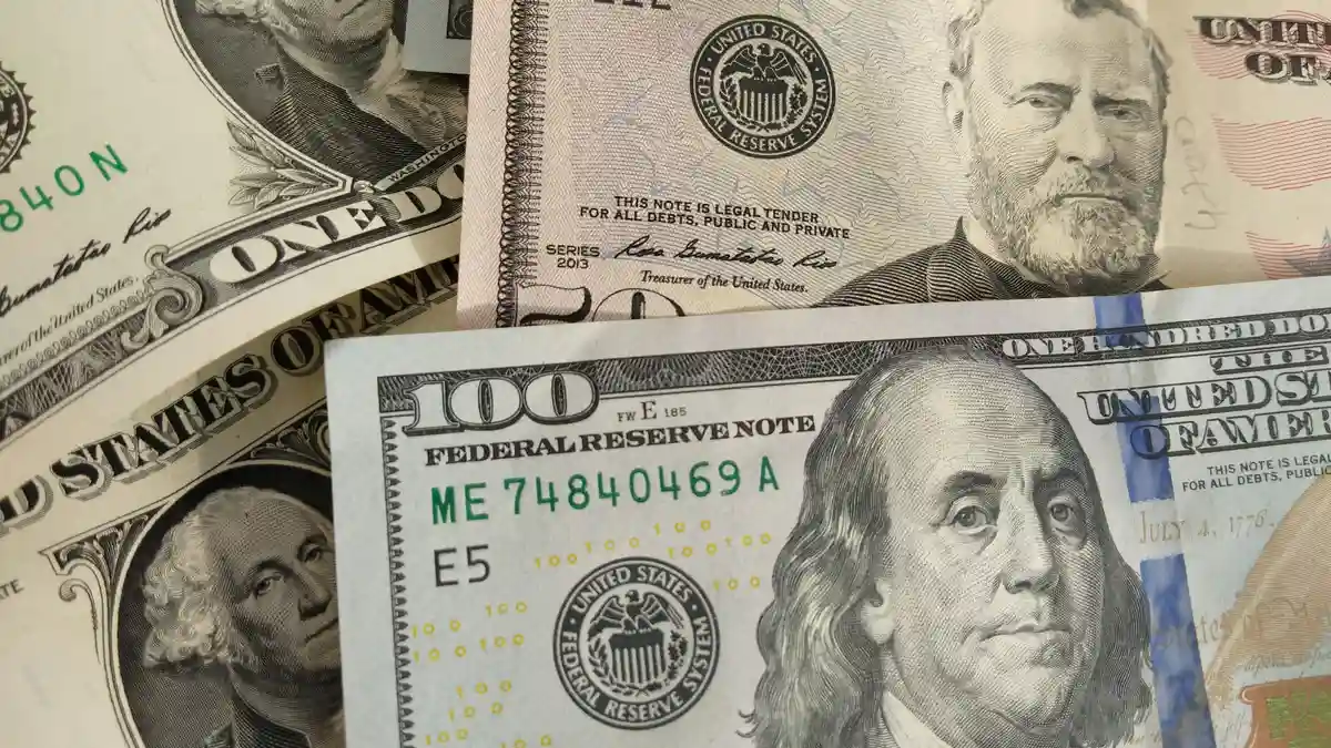 Курс валют на 1.04.2025: скільки коштують долар, євро і злотий