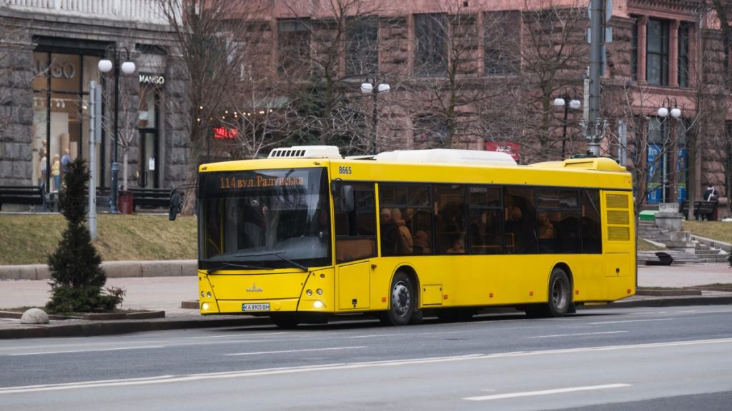 У Києві вводяться нові правила для громадського транспорту під час тривог: як буде організовано рух