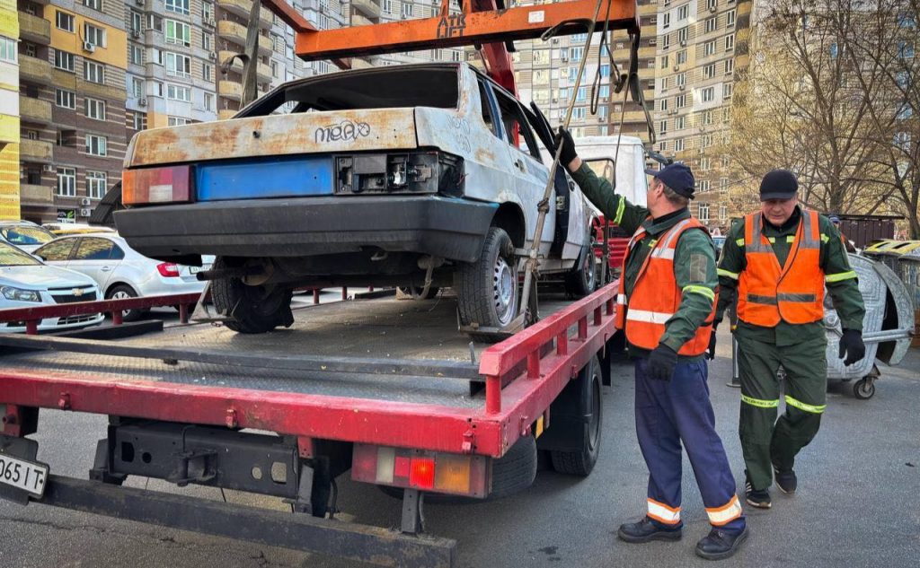 У Києві розпочали евакуацію покинутих та знищених автомобілів: як це працює та куди звертатися