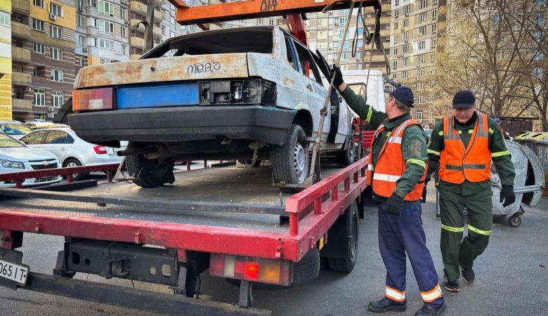 У Києві розпочали евакуацію покинутих та знищених автомобілів: як це працює та куди звертатися