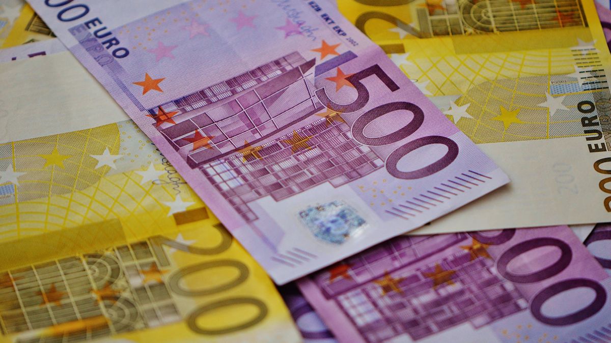 Курс валют на 24.04.2025: скільки коштують долар, євро і злотий