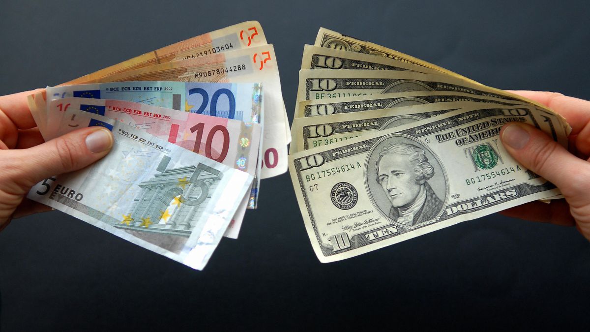 Курс валют на 15.04.2025: скільки коштують долар, євро і злотий
