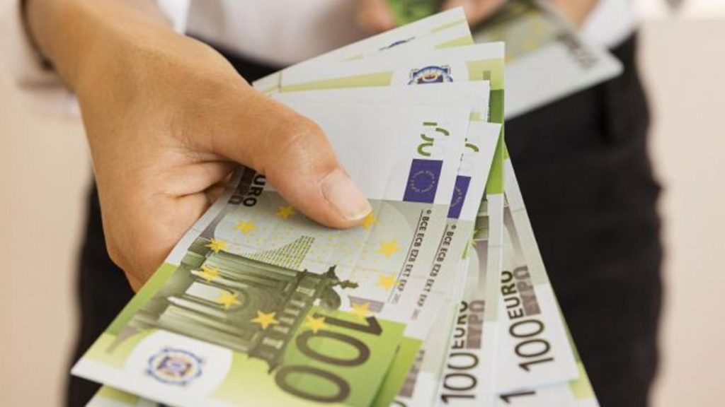 Курс валют на 1.05.2025: скільки коштують долар, євро і злотий