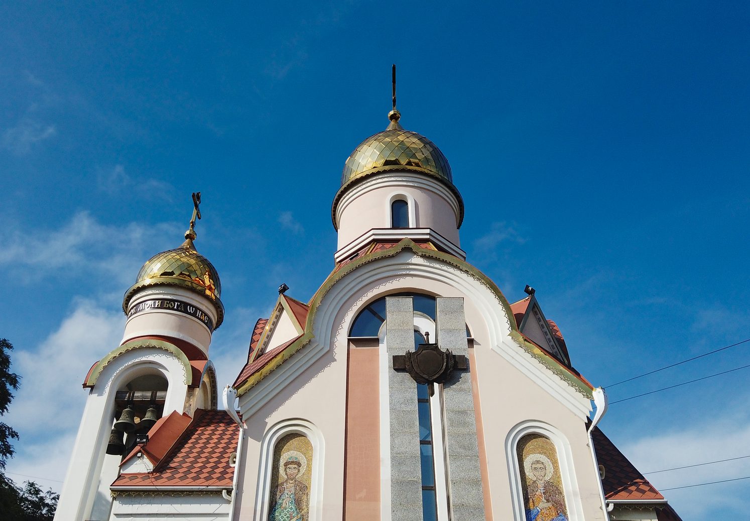 Батюшка чи отець: як правильно називати священнослужителя українською