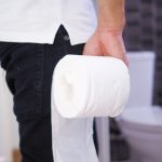 Чому випорожнення стають липкими? 8 причин і як вирішити проблему