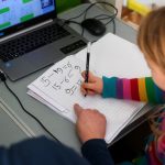 Батькам школярів дозволять перейти на дистанційну роботу, якщо діти вчаться онлайн: коли набуде чинності закон