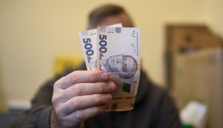 До Дня Незалежності в Україні виплатять допомогу постраждалим від війни та ветеранам: хто і скільки отримає