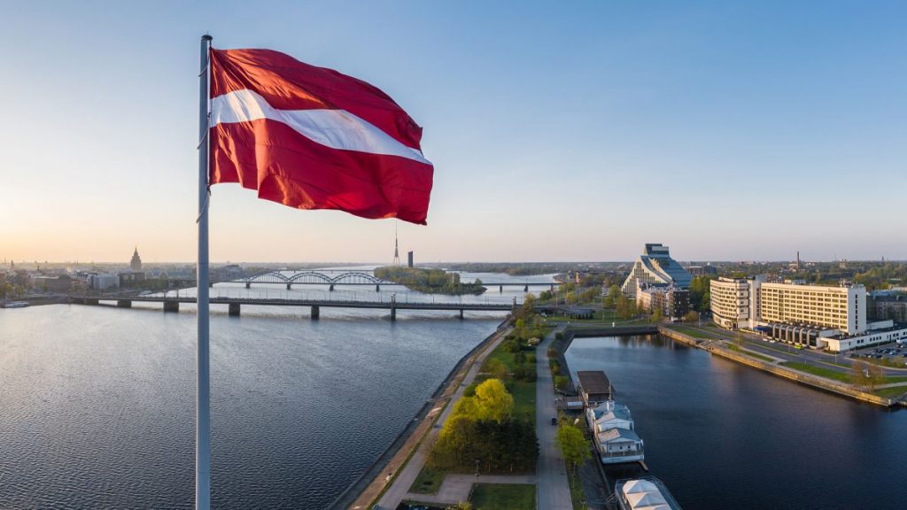 Російська зникає з фінансових сервісів Латвії: ухвалено перший крок