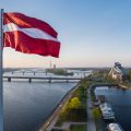 Російська зникає з фінансових сервісів Латвії: ухвалено перший крок
