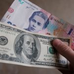 Чому українцям не варто купувати долари в червні