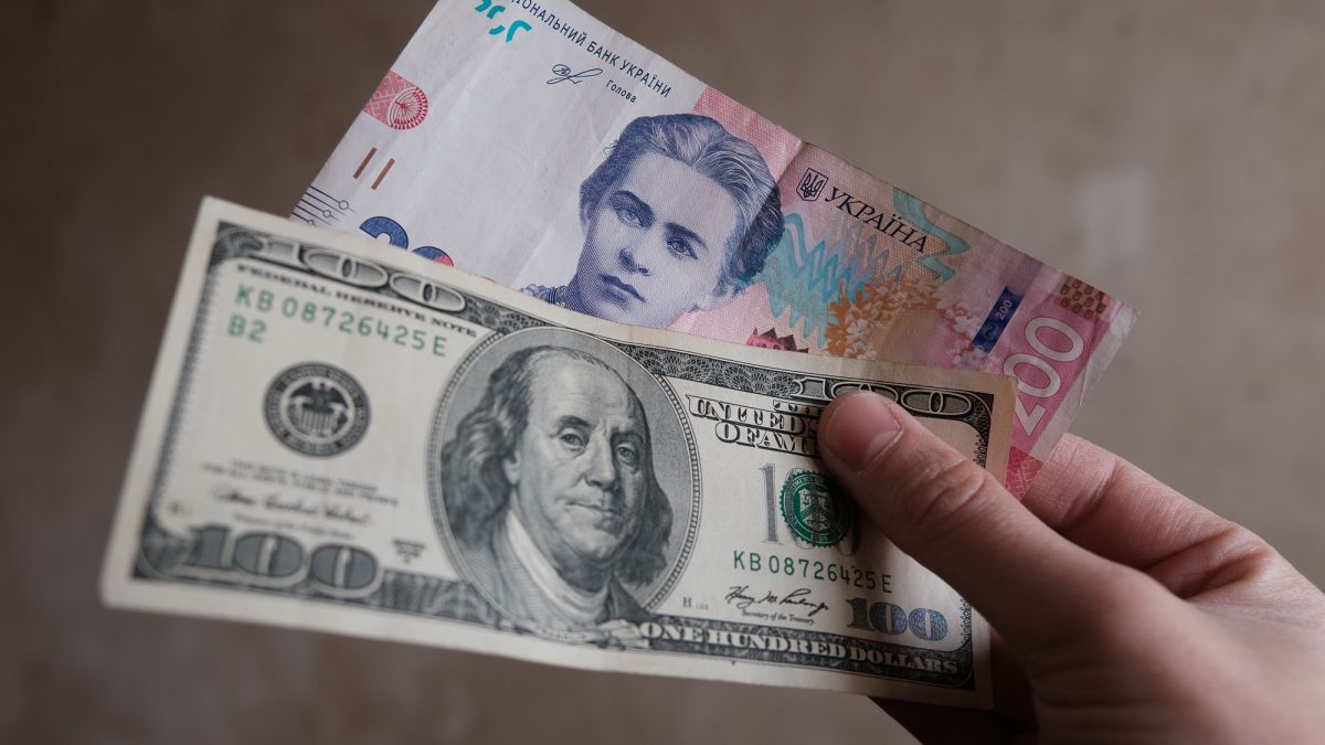 Чому українцям не варто купувати долари в червні