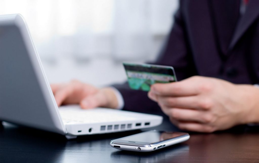 Українців почали масово викликати у податкову через інтернет-продаж: що відомо та як уникнути штрафів