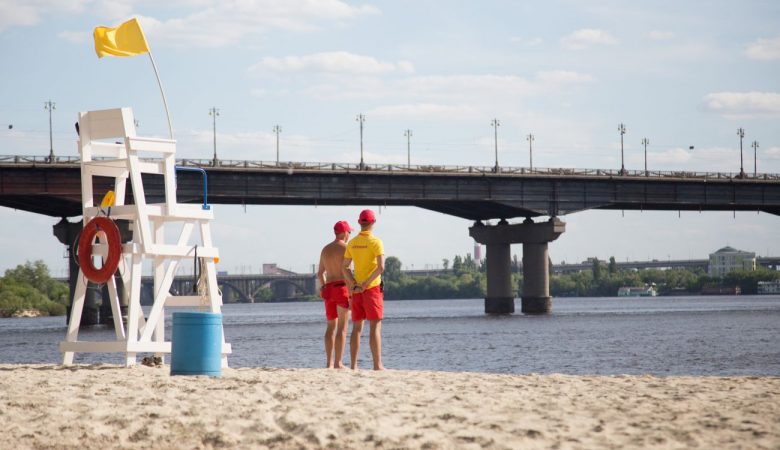 У Києві не відкриють пляжний сезон 2025: чому небезпечно купатися цього літа