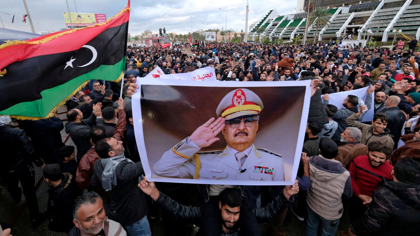 Громадянська війна почалась у Лівії: йде евакуація, на вулицях танки та стрілянина