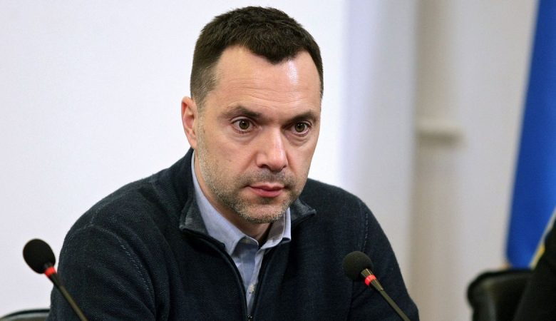 YouTube заблокував канал Арестовича в Україні: кого ще внесли до санкційного списку