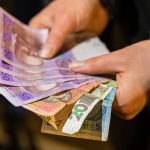 Кабмін запроваджує одноразову виплату випускникам у розмірі 200 тис. грн: коли стартує програма і хто отримає гроші
