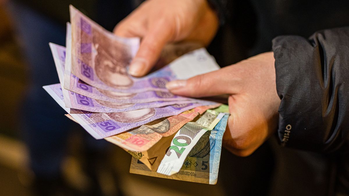 Кабмін запроваджує одноразову виплату випускникам у розмірі 200 тис. грн: коли стартує програма і хто отримає гроші
