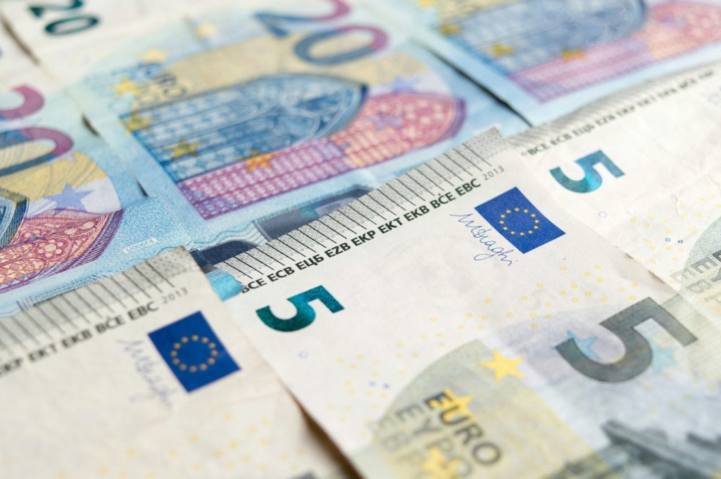 Курс валют на 2.05.2025: скільки коштують долар, євро і злотий