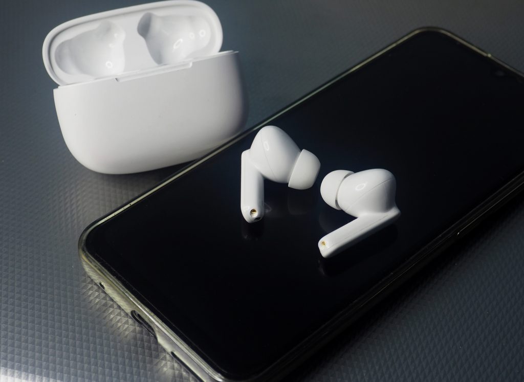 Як налаштувати управління та жести на Apple AirPods