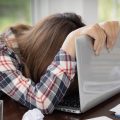 Симптоми високого рівня кортизолу та як його зменшити без ліків
