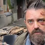 У Києві балкон впав на режисера Крістофера Волтерса, який знімав війну в Україні