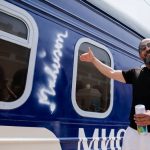 В Україні відкрилася мандрівна виставка Говарда Баффетта: чим унікальний арт-поїзд Укрзалізниці