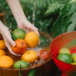 Чи потрібно насправді мити овочі та фрукти?