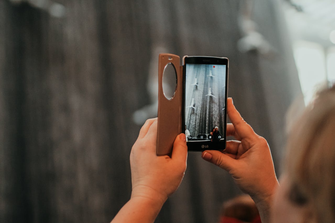 4 секрети, як робити фотографії на телефоні, не торкаючись його