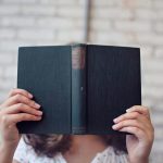 процес читання книги