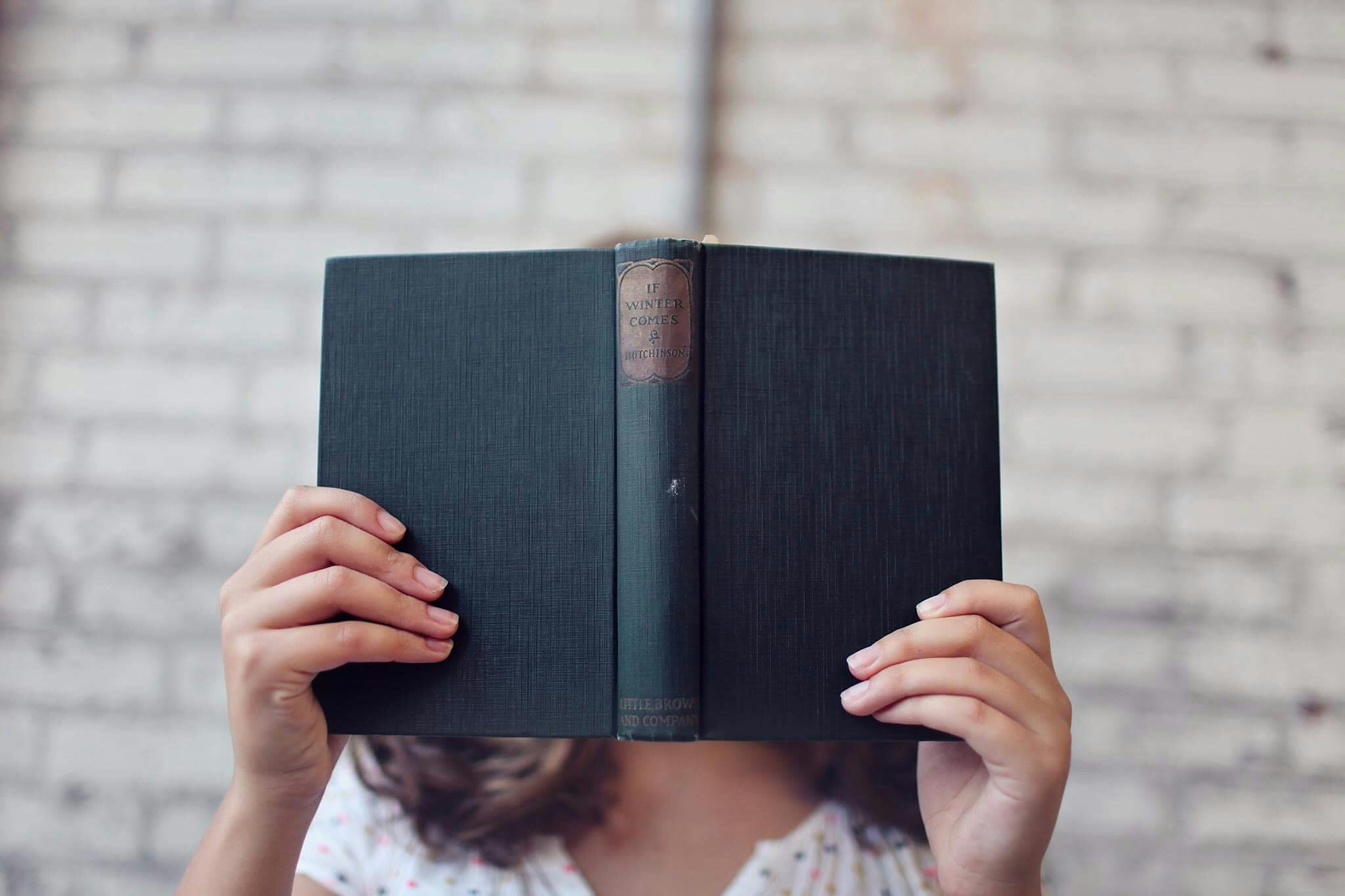 процес читання книги