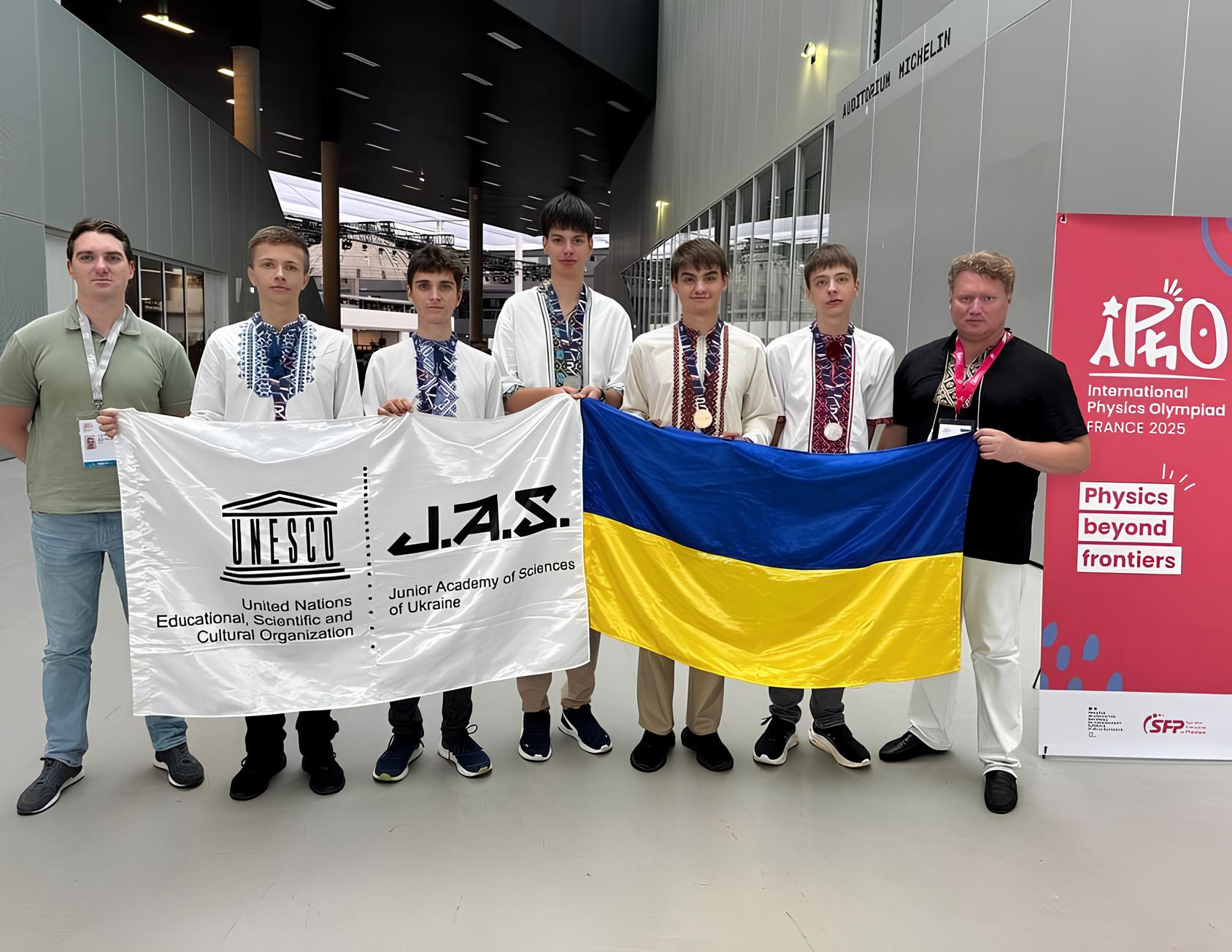 Українські школярі здобули 5 медалей на Міжнародній фізичній олімпіаді в Парижі: хто з наших учасників виборов срібло та бронзу