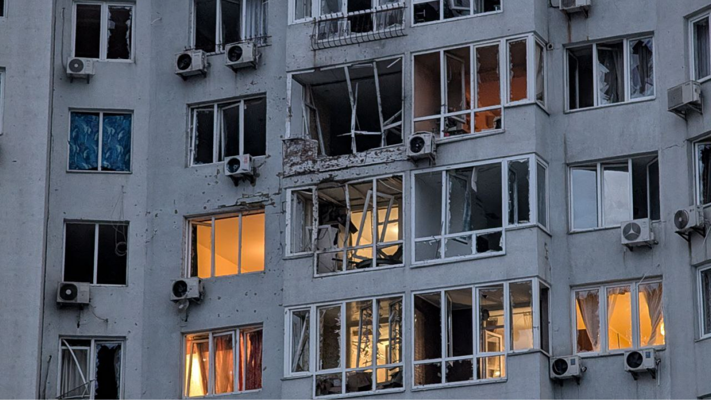 Пошкодження і постраждалі в Києві після удару дронів: поліція показала наслідки
