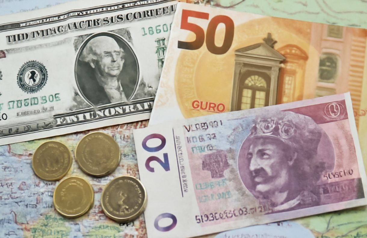 Курс валют на 15.07.2025: скільки коштують долар, євро і злотий