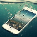 Як висушити телефон, якщо він впав у воду: чи допомагає рис?