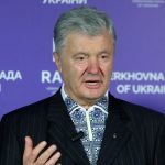 Як Порошенко піариться на ремонті дороги за бюджетні кошти, яку зруйнували фури його заводу