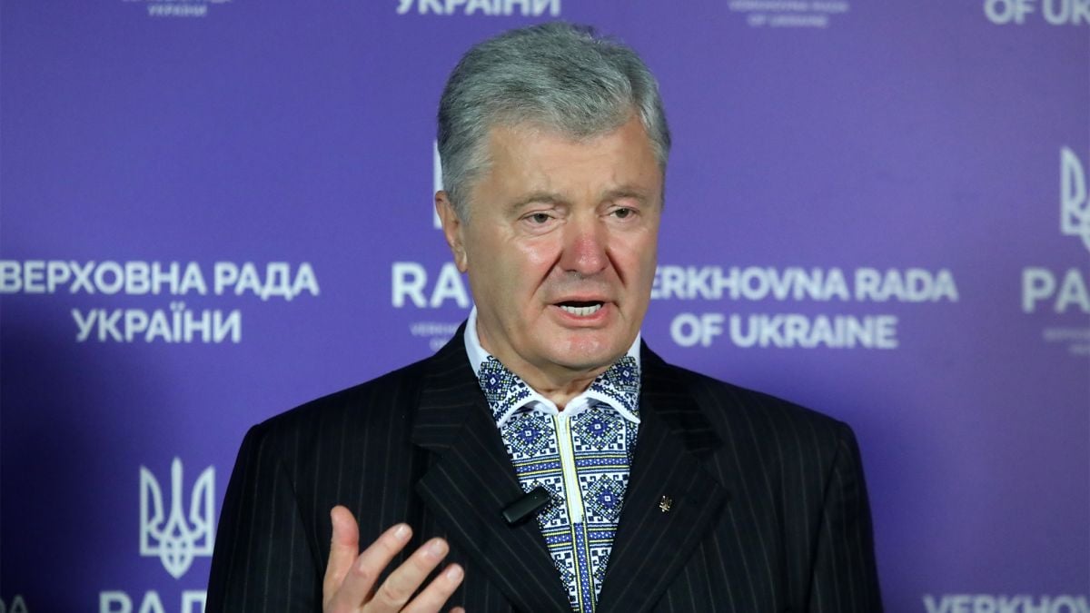 Як Порошенко піариться на ремонті дороги за бюджетні кошти, яку зруйнували фури його заводу